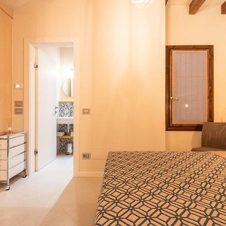 Dreamy Apartment Tre Corone Old Town Десенцано дел Гарда Екстериор снимка