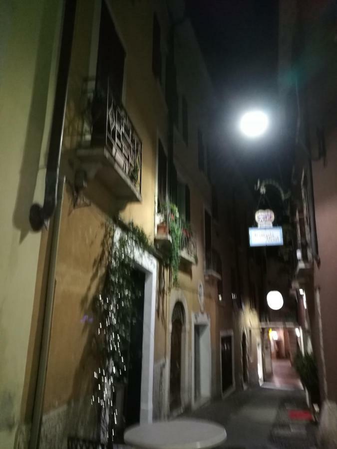 Dreamy Apartment Tre Corone Old Town Десенцано дел Гарда Екстериор снимка