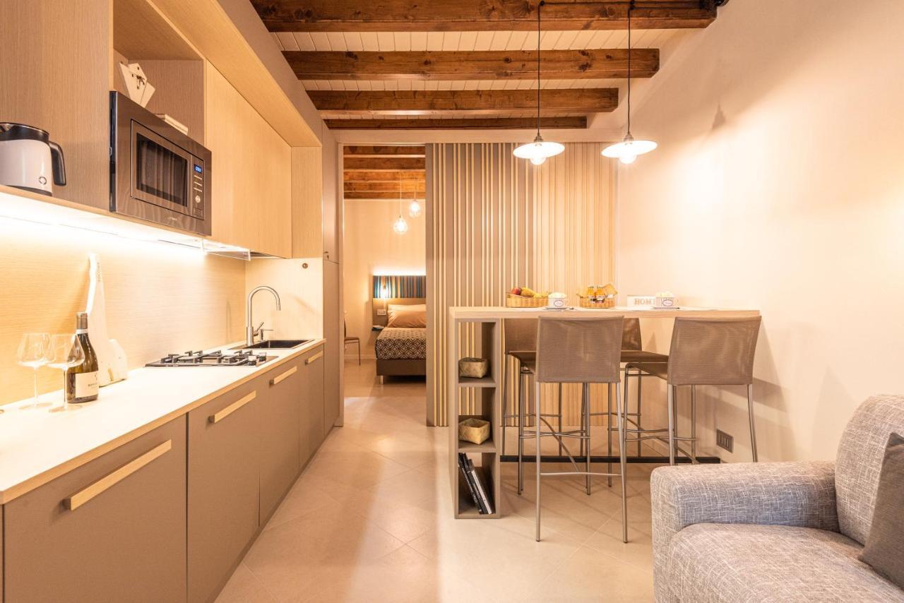 Dreamy Apartment Tre Corone Old Town Десенцано дел Гарда Екстериор снимка