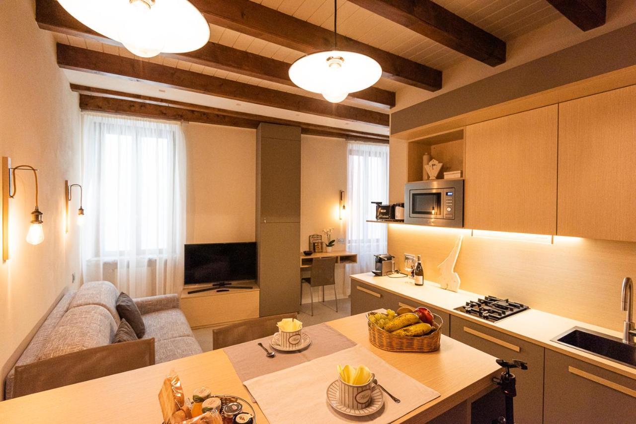 Dreamy Apartment Tre Corone Old Town Десенцано дел Гарда Екстериор снимка